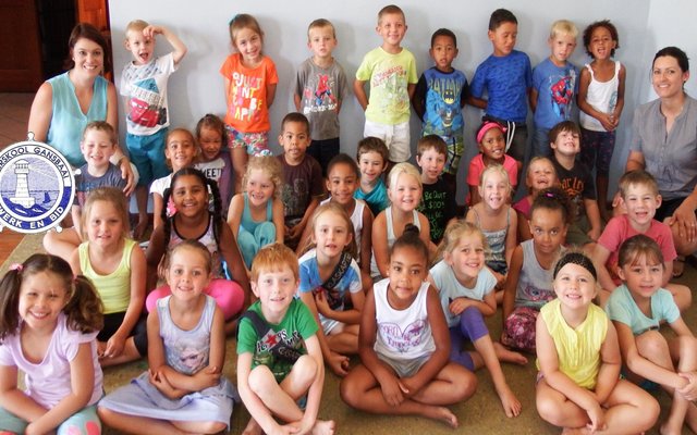 Laerskool Gansbaai se Gr R’e, met Lyndri Kotze (Gr R.2) links en Jolinda Avenant (Gr R.1) regs